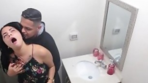 Papá descubre a su hija en el baño cachando