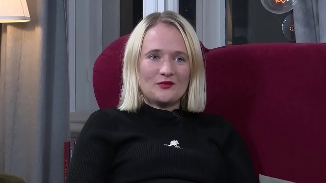 Lena verwöhnt sich auf dem Fußboden